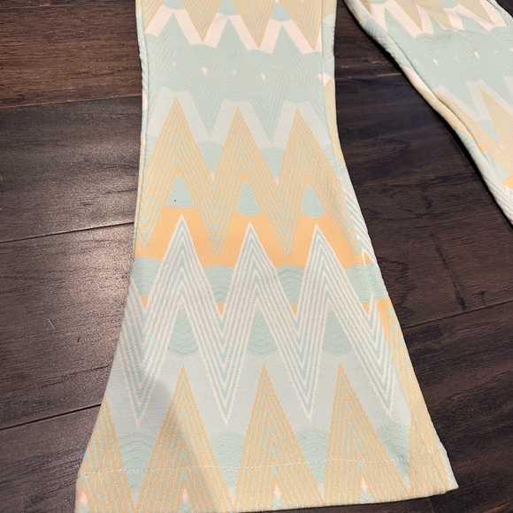 Brand new !
Seea bell crop pants - Picture 3 of 4